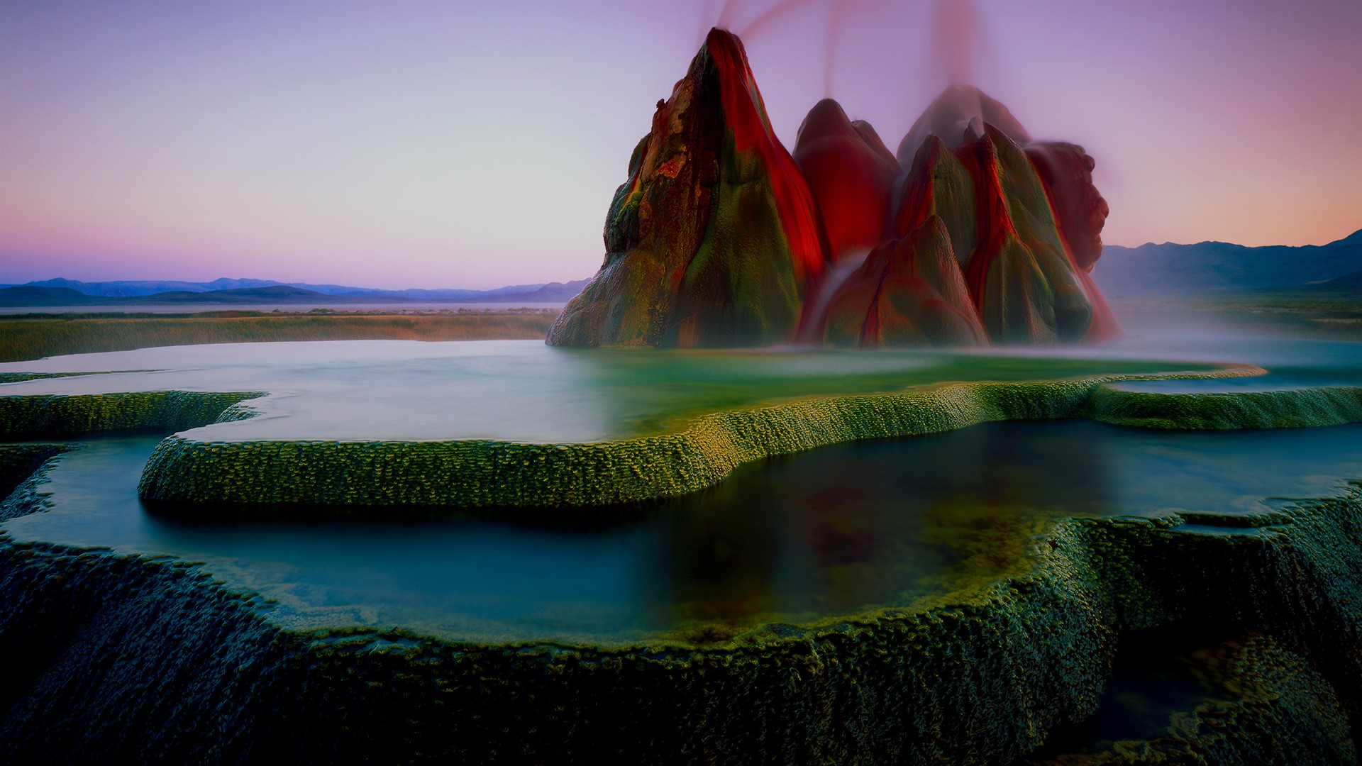 En el vasto paisaje desértico de Nevada, se encuentra una joya oculta de la naturaleza que ha estado asombrando a quienes la descubren: el Fly Geyser.