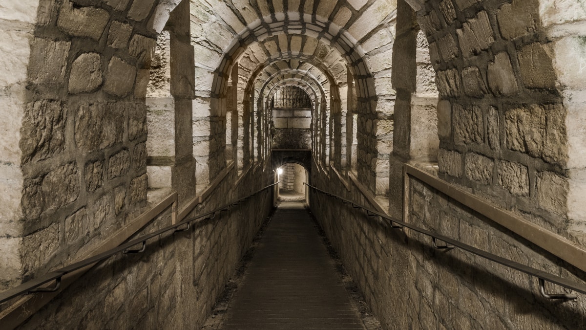 Las Catacumbas de París, oficialmente conocidas como "Les Catacombes de Paris", son un monumento único y misterioso que ha atraído a visitantes de todo el mundo durante más de dos siglos.