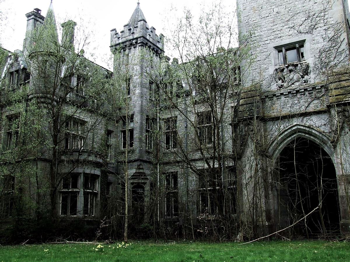 El Castillo de Miranda, situado en el corazón de las pintorescas Ardenas Belgas, es una joya histórica que ha cautivado a visitantes de todo el mundo con su impresionante arquitectura y su enigmática historia.